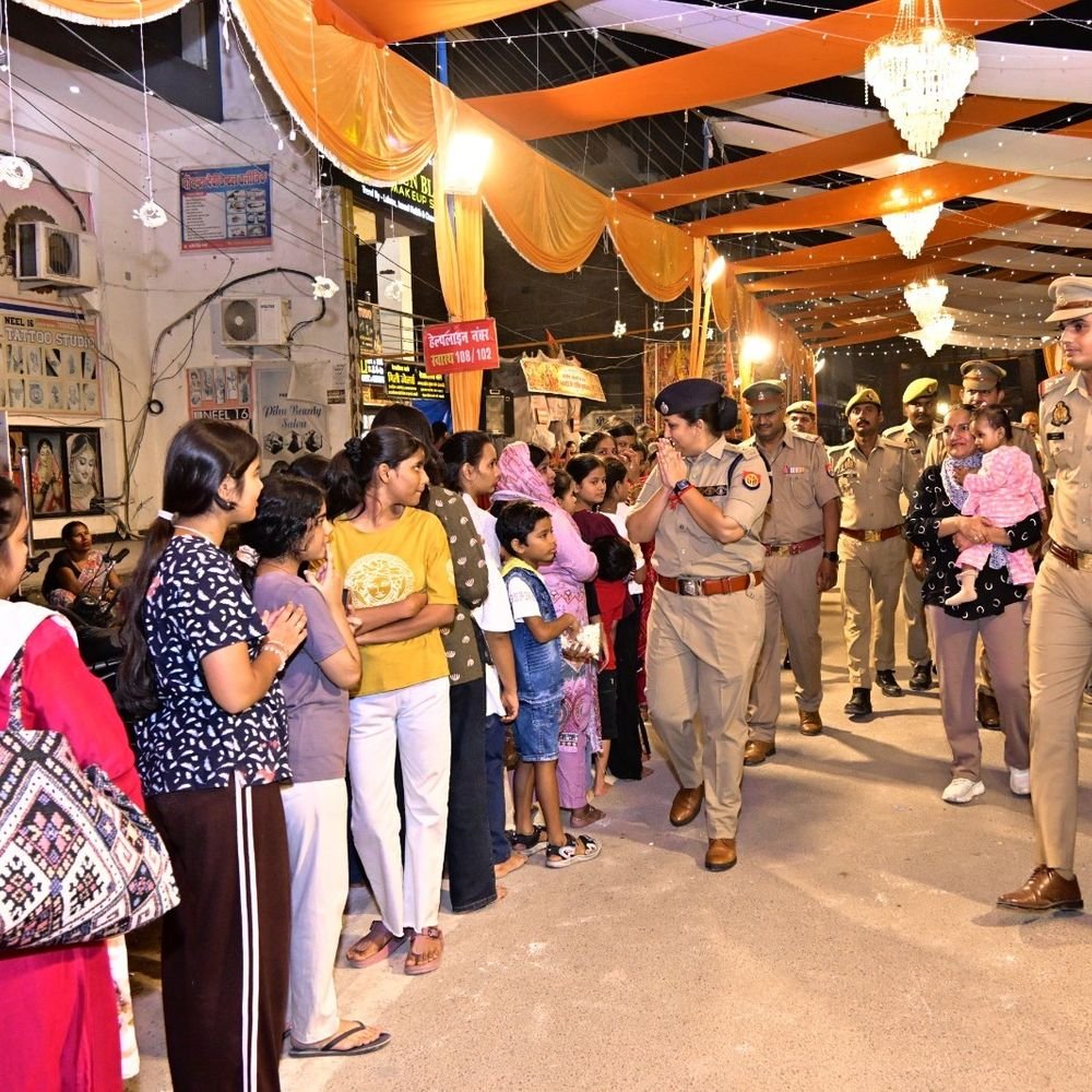 बाराबंकी एसपी ने दशहरा मेले में बच्चों से मिलीं:पैदल गश्त कर बाजारों और प्रमुख चौराहों पर सुरक्षा व्यवस्था परखी