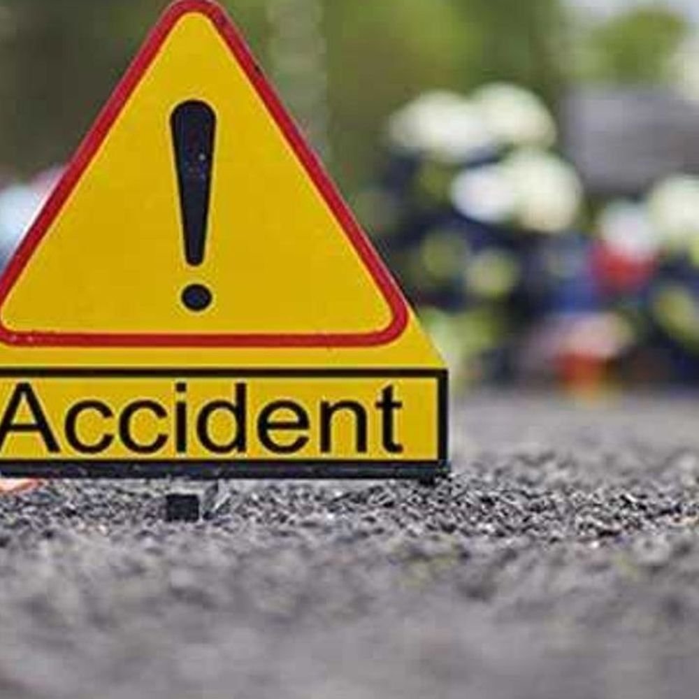 गाड़ी की टक्कर से बाइक डिवाइडर से भिड़ी,टेलर की मौत:मुरादाबाद में दुकान पर जाते समय हादसा, सिलाई का करता था काम