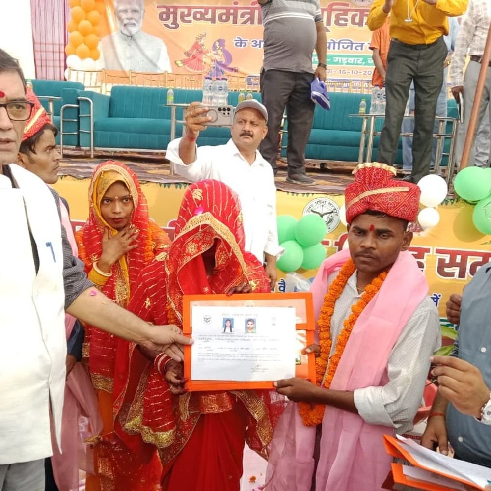 मुख्यमंत्री सामूहिक विवाह योजना में 41 जोड़ों की शादी:बलिया डीएम ने नवदंपतियों को आशीर्वाद दिया, आत्मनिर्भर बनने की सीख दी