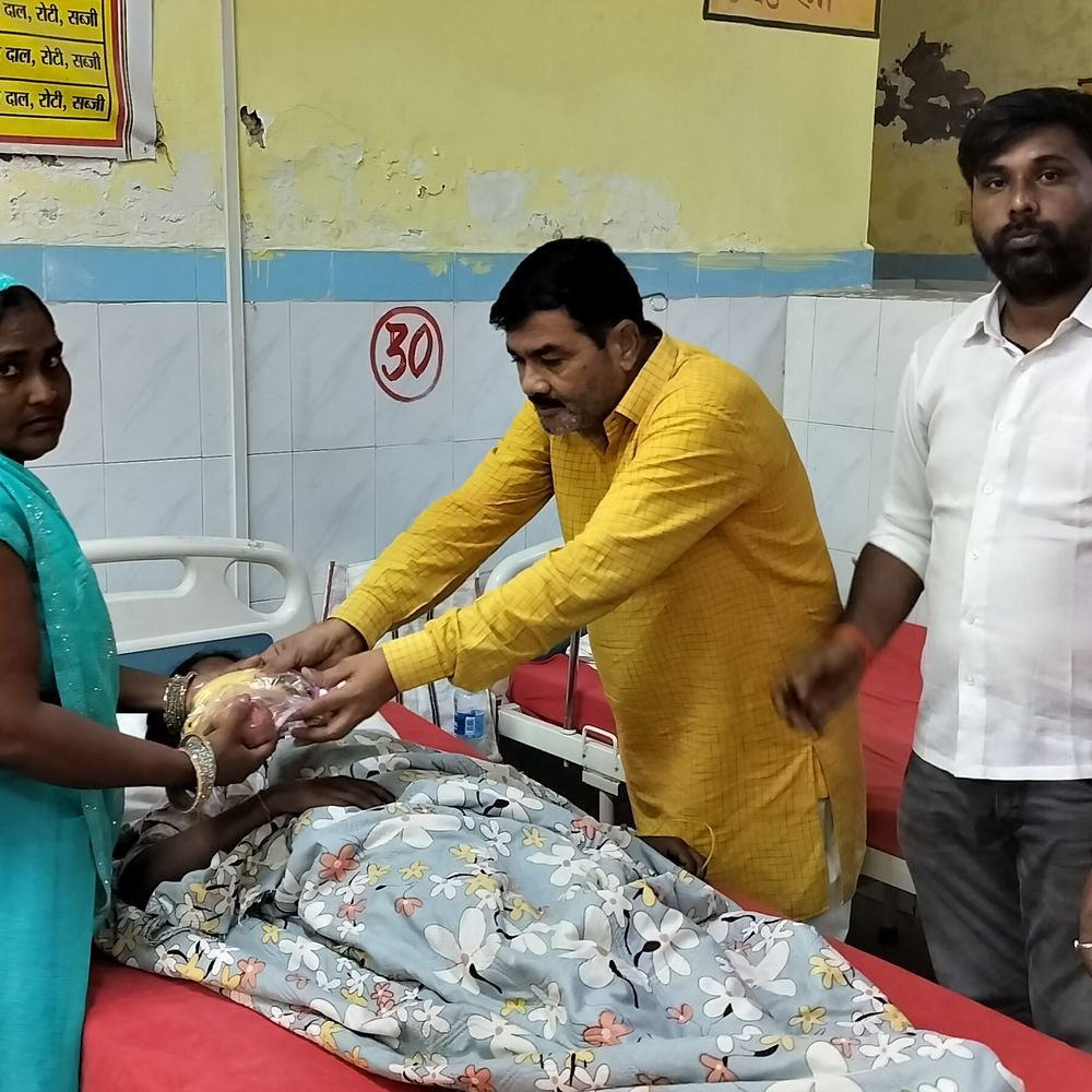 अयोध्या में सेवा कार्य आयोजित:जिला उपाध्यक्ष ने अस्पताल में मरीजों और तीमारदारों को फल वितरित किए