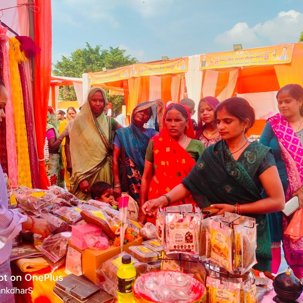 मुरादाबाद में महिलाएं गोबर और खराब तुलसी से बनाएंगी उत्पाद:दीपावली के लिए सजावटी और पूजा के सामान तैयार कर रही