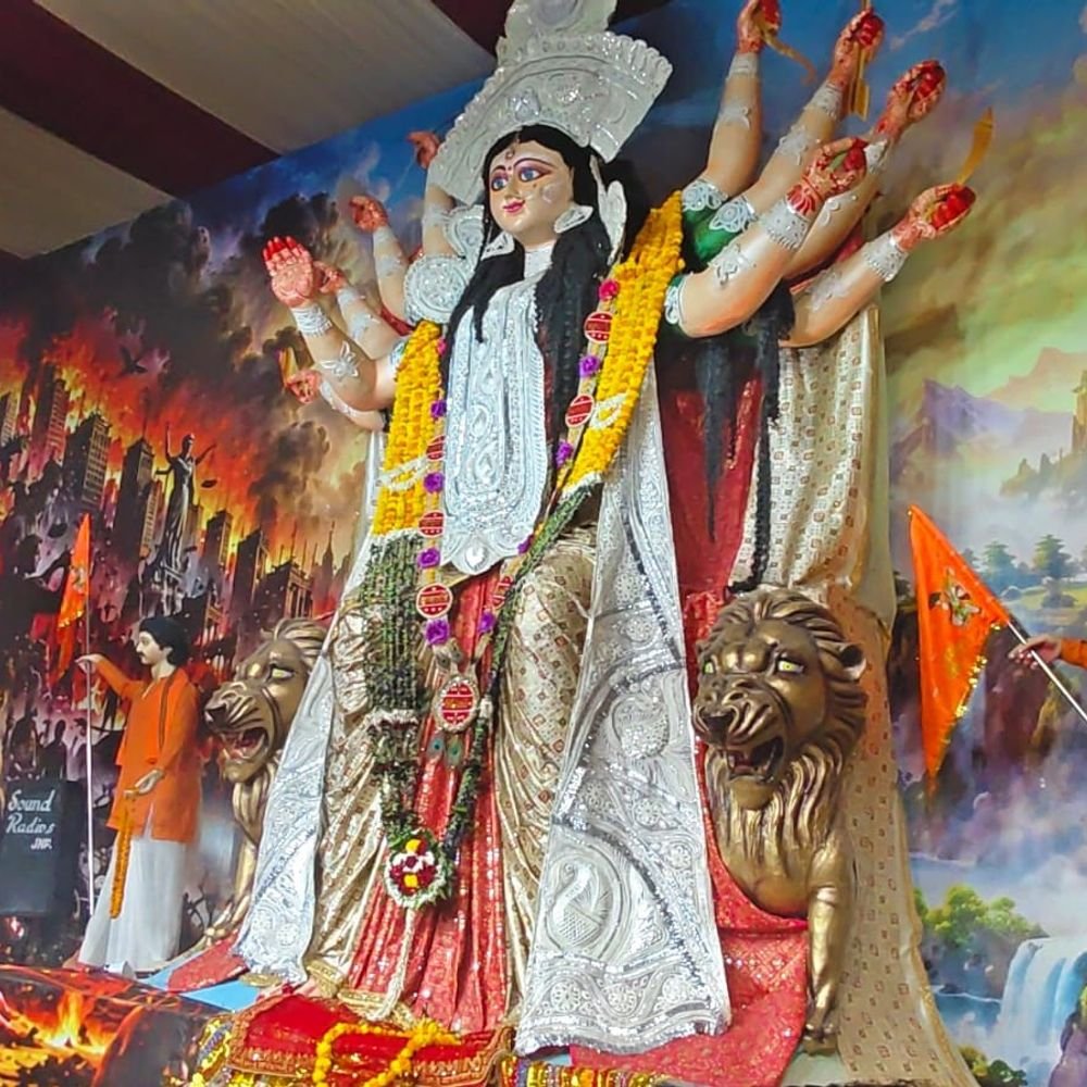804 पूजा समितियों ने नहीं लिया बिजली का अस्थायी-कनेक्शन:जौनपुर में ज्यादातर पंडालों में फायर सिलेंडर नहीं; लोहे की पाइपों पर भी नहीं बांधी सेफ्टी पॉलीथीन