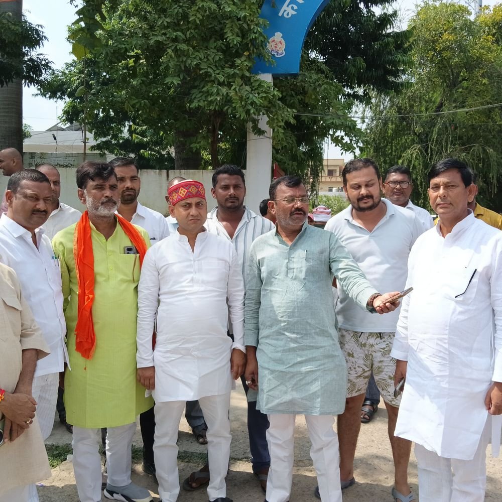 देवरिया में EO को जबरन ले जाने का आरोप:कमीशन ने देने पर मारपीट, दो लोग पकड़े गए, नगर पंचायत अध्यक्ष, सभाषद SP से मिले