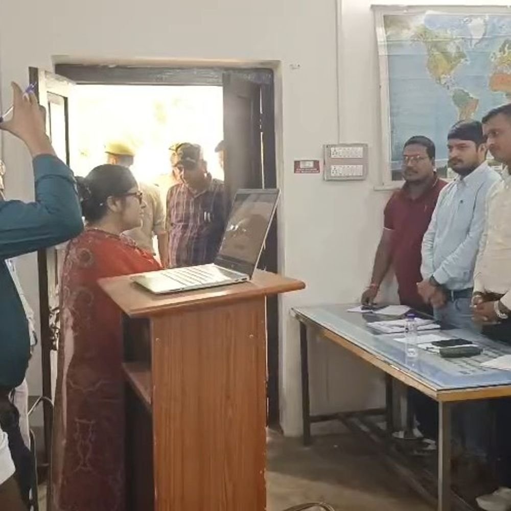 गोंडा डीएम ने जनगणना प्रशिक्षण का किया औचक निरीक्षण:कहा- इसे गंभीरता से लें, फील्ड में कोई दिक्कत न हो; प्रशिक्षण में ही दूर कर लें अपनी सभी दिक्कतें