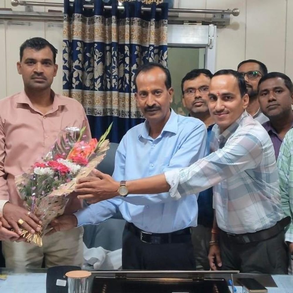 रामपुर में शिक्षकों की समस्याओं पर हुई चर्चा:जिलाध्यक्ष रवेंद्र गंगवार बोले- शिक्षकों के हितों की पैरवी करना संगठन की प्राथमिकता