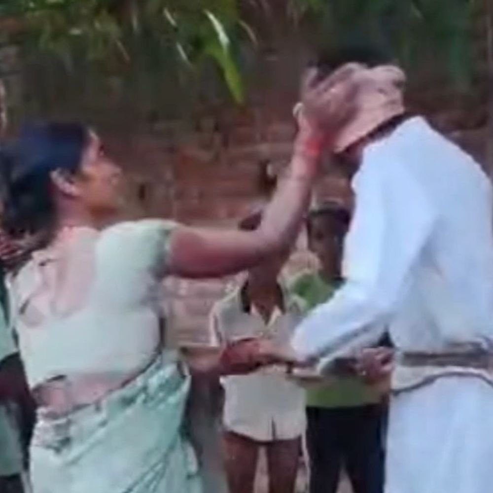 गोंडा में युवक को पेड़ से बांधकर पीटा:महिला ने मारे थप्पड़ और डंडे, युवक पर चावल और लौंग देकर ठगी करने का आरोप