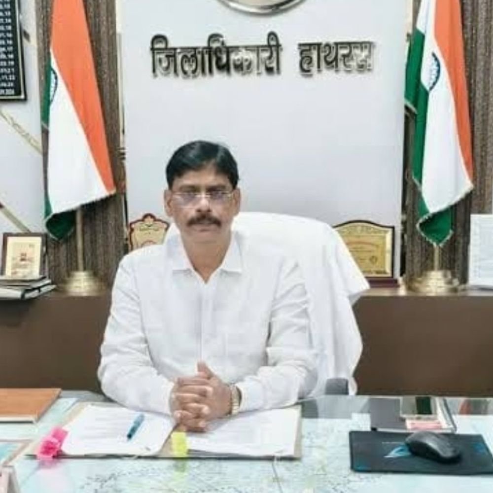 हाथरस में 8 तहसीलदार और 4 नायब तहसीलदारों का ट्रांसफर:जिलाधिकारी ने किया राजस्व प्रशासन में फेरबदल