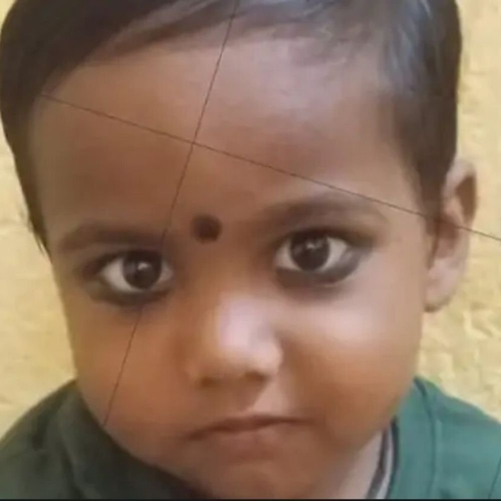 16 दिन बाद कब्र से निकाला गया बच्चे का शव:देवरिया में 2 अक्टूबर को सेप्टिक टैंक में गिरकर हुई थी मौत, अब होगा पोस्टमार्टम