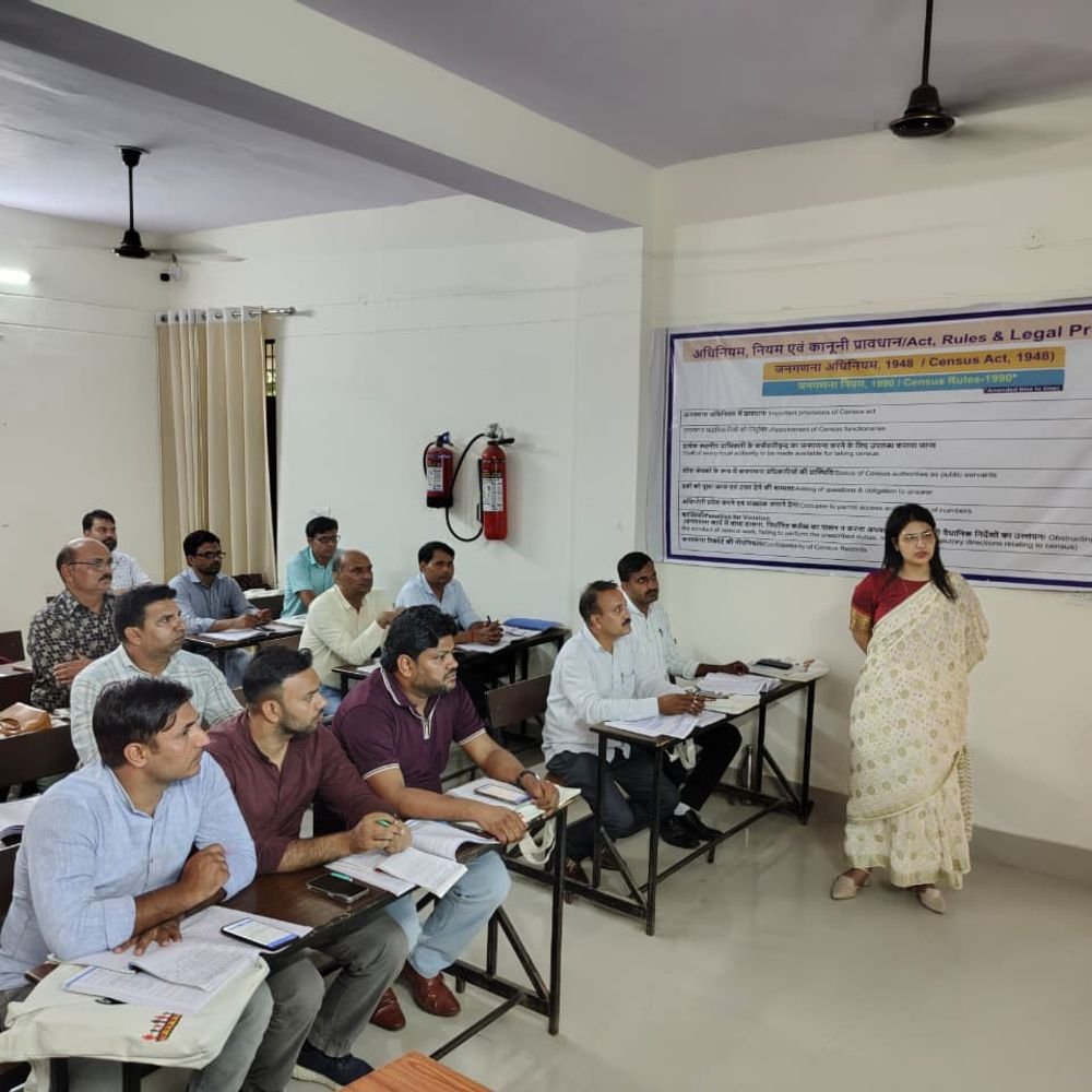 हापुड़ में जनगणना 2027 के प्रशिक्षण की डीएम ने ली:फील्ड ट्रेनर को गंभीरता से समझने और शुद्धता रखने के निर्देश दिए