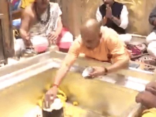 बाबा विश्वनाथ का दर्शन करने पहुंचे सीएम योगी:बाबा काल भैरव की उतारी आरती,गली में खड़े बच्चे को दिया चॉकलेट