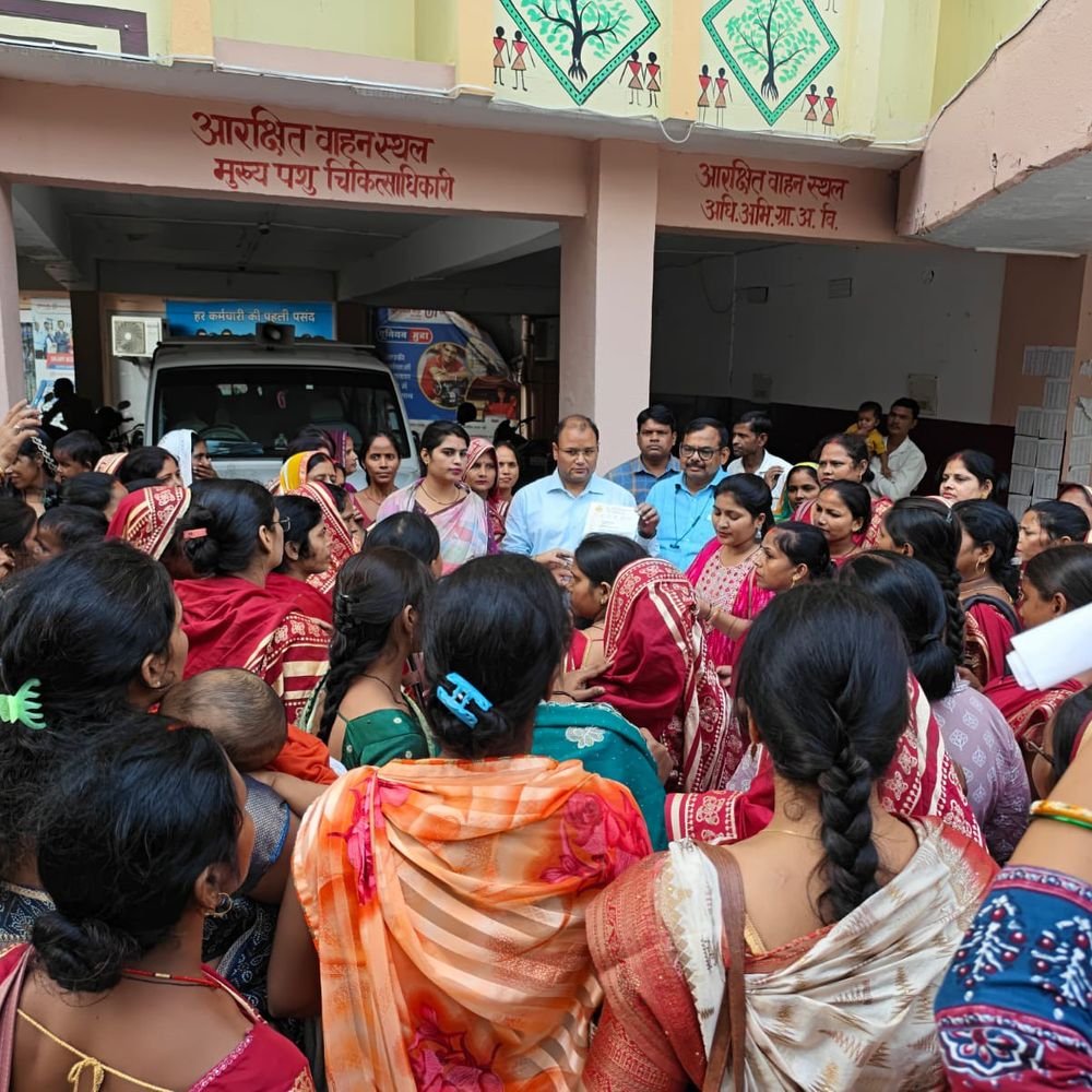 जौनपुर में बीसी सखियों का प्रदर्शन:पंचायत भवन में बैठने की व्यवस्था, आईडी कार्ड और बकाया मानदेय भुगतान की मांग