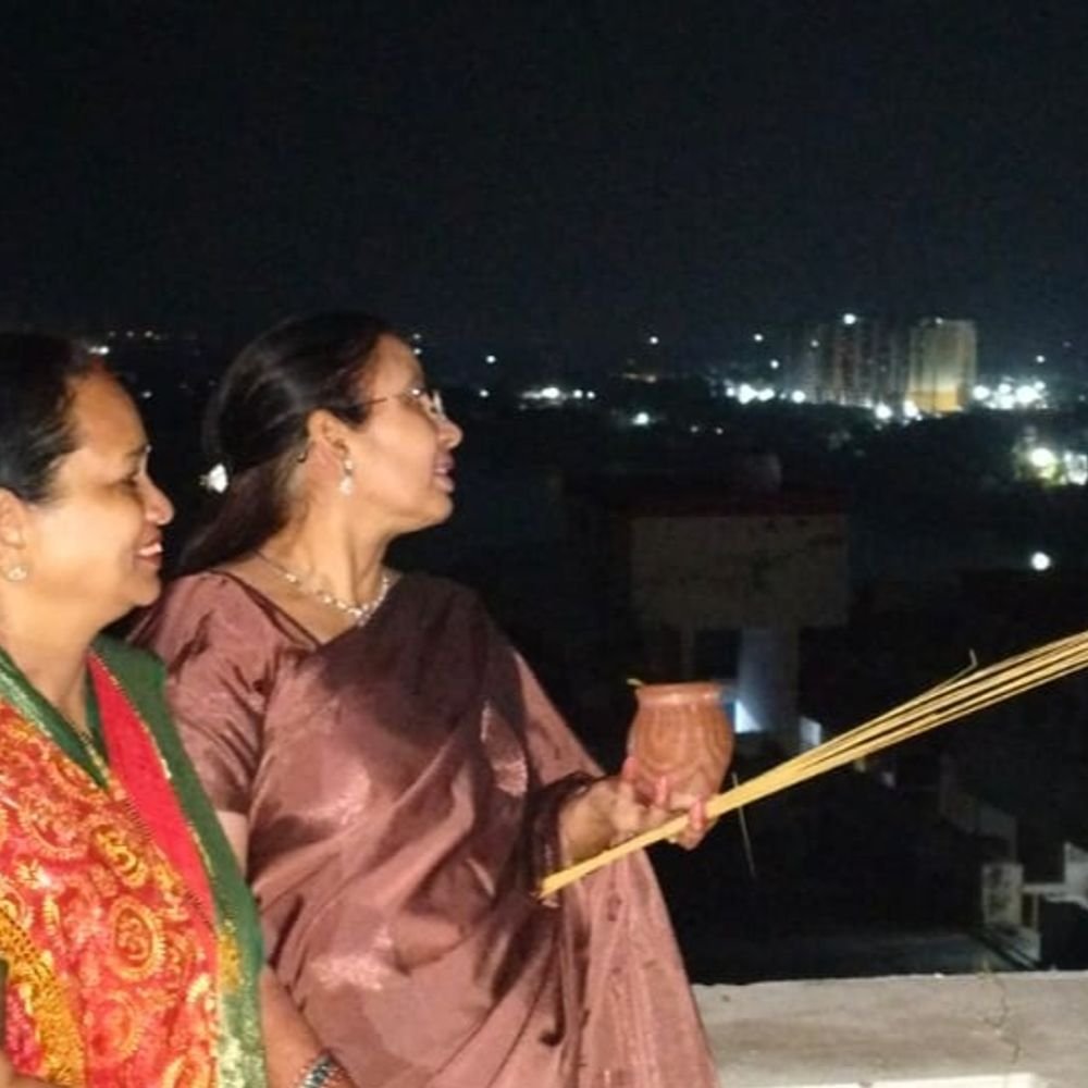 आगरा में महिलाओं को चांद का करना पड़ा इंतजार:बादलों ने बढ़ाई परेशानी, करवाचौथ पर कपल्स ने खिंचाई तस्वीरें