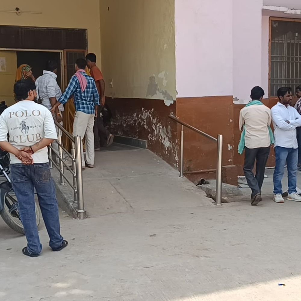 एटा में पति से विवाद के बाद महिला ने फांसी:परिवार में कोहराम, पुलिस ने जांच कर शव पोस्टमार्टम के लिए भेजा