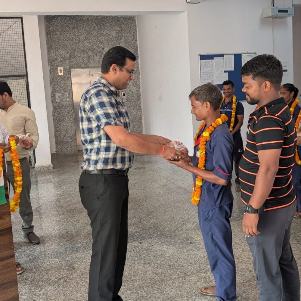 गांधी जयंती पर सफाई कर्मचारियों का सम्मान:मोतीलाल नेहरू मेडिकल कॉलेज में पुष्पमाला पहनाकर फल बांटे, योगदान को सराहा