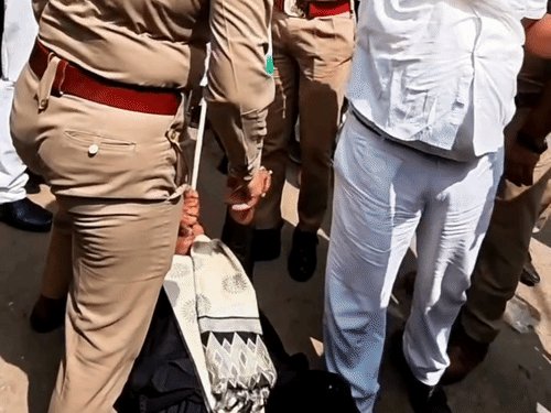 कलेक्ट्रेट मार्च पर पुलिस से भिड़े कांग्रेसी:पुलिस ने रोका तो सड़क पर लेटीं पूर्व प्रत्याशी, धक्का-मुक्की में हंगामा