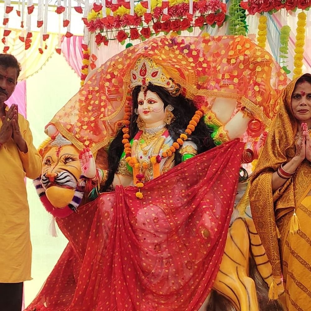 मुरैना में मां दुर्गा की प्रतिमा स्थापित:नवरात्रि पर मंदिर परिसर में भक्ति का माहौल, सुबह-शाम हो रही आरती