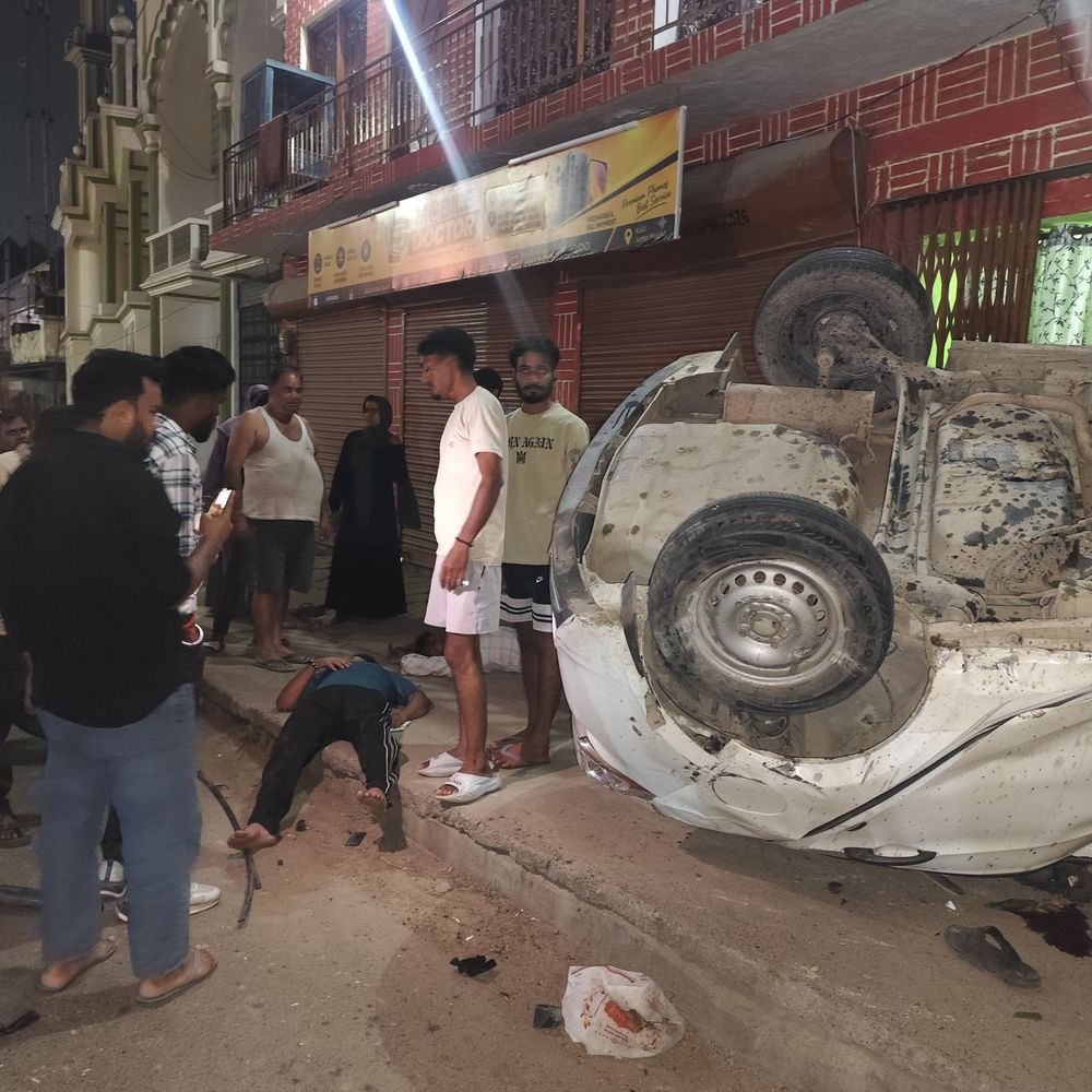 लखनऊ में डिवाइडर की रेलिंग तोड़कर पलटी कार, मौत:4 घायल; कल्ली पश्चिम के पास हादसा, चौकी इंचार्ज ने लोगों की मदद से निकाला