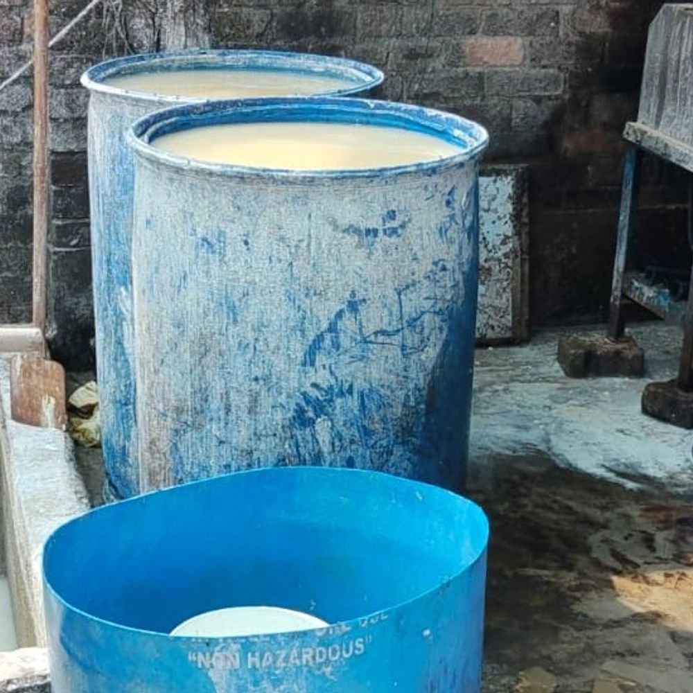 हापुड़ में खाद्य सुरक्षा टीम की छापेमारी:डेयरी से खोया, दूध, पनीर-घी के 4 नमूने लिए, 2 क्विंटल कच्ची चाप नष्ट कराई