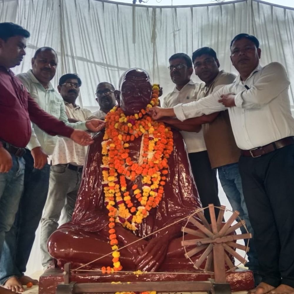 गांधी जयंती पर समारोह:बाराबंकी में शिक्षक संघ ने बापू की मूर्ति पर माल्यार्पण कर स्वच्छता का संकल्प लिया