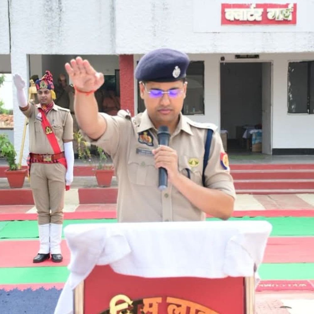 पुलिस लाइन में गांधी-शास्त्री जयंती समारोह:कुशीनगर में एसपी ने पुलिसकर्मियों को दिलाई सत्यनिष्ठा और राष्ट्रसेवा की शपथ