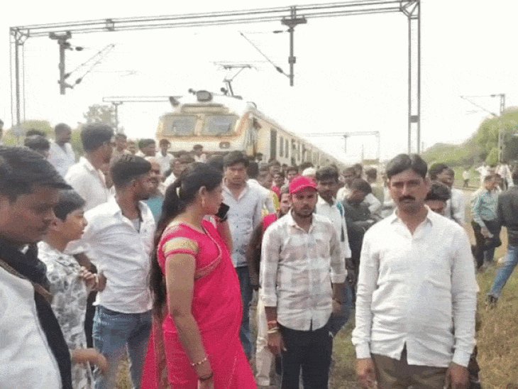 झांसी-कानपुर मेमू ट्रेन में हंगामा, महिला ने रोकी ट्रेन:युवक पर अभद्रता करने का आरोप लगाते हुए की चेनपुलिंग, आरपीएफ पहुंची