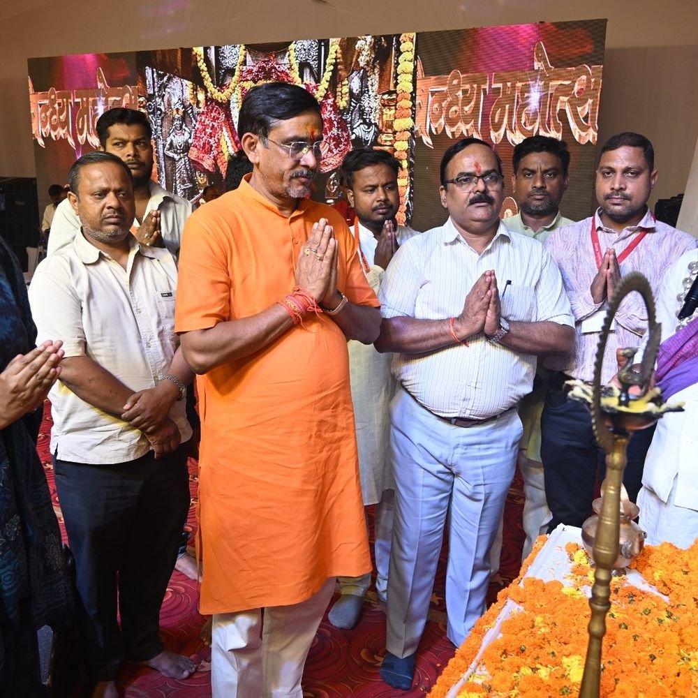 विंध्य महोत्सव में सांस्कृतिक कार्यक्रम की धूम:कलाकारों ने बांधा समां, अंगवस्त्र और स्मृति चिह्न देकर किया सम्मानित