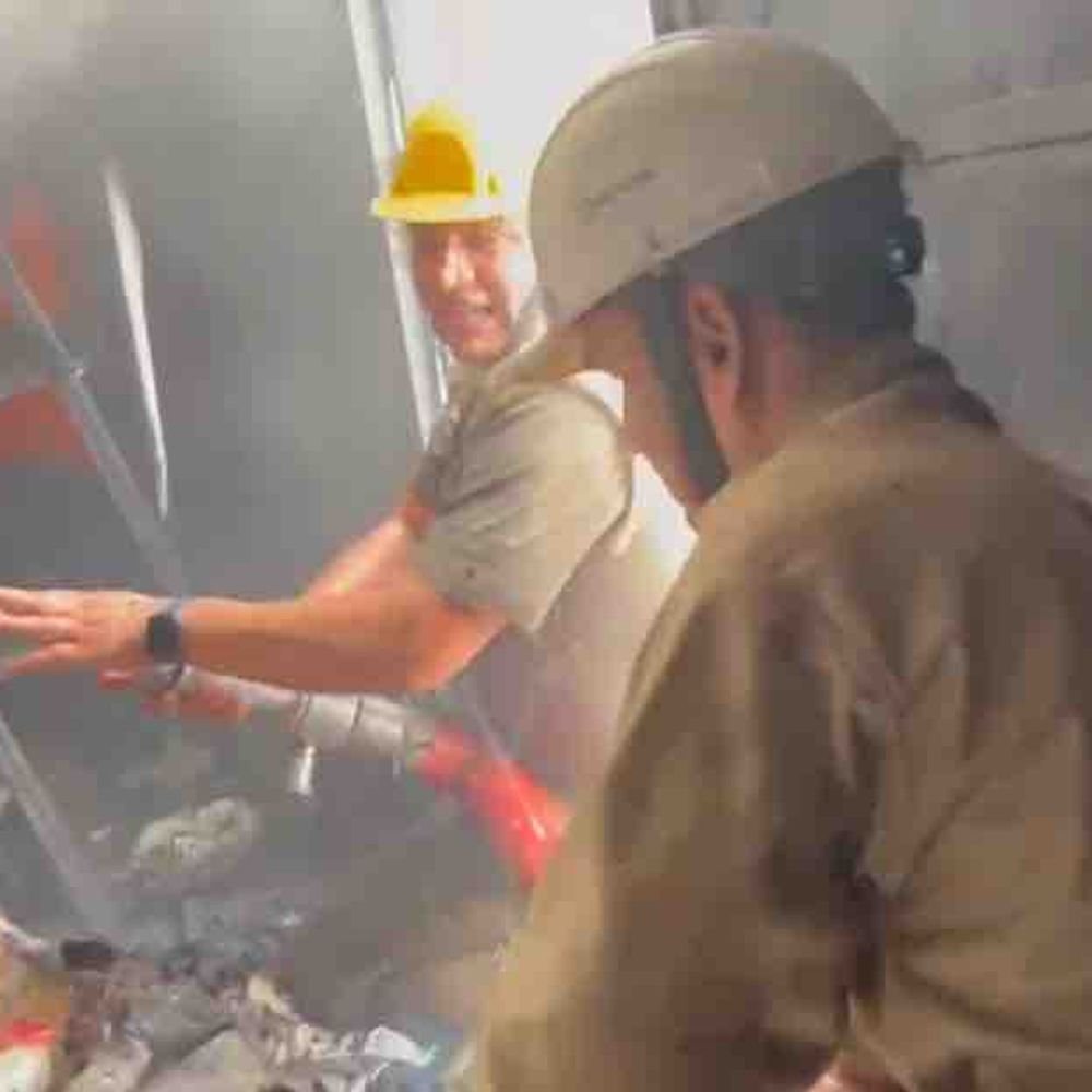 यूएस पोलो शोरूम की पहली मंजिल पर लगी आग:अंबेडकर रोड पर हुई घटना, दमकल की 4 गाड़ियों ने पाया काबू
