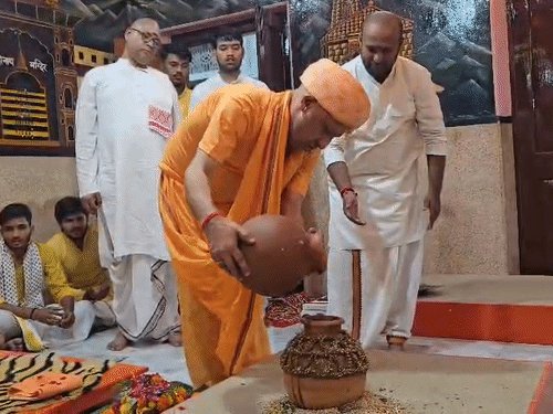 गोरखनाथ मंदिर के शक्तिपीठ में मुख्यमंत्री ने की कलश स्थापना:गोरक्षपीठ में वैदिक विधि विधान से शारदीय नवरात्र के विशेष अनुष्ठान का शुभारंभ