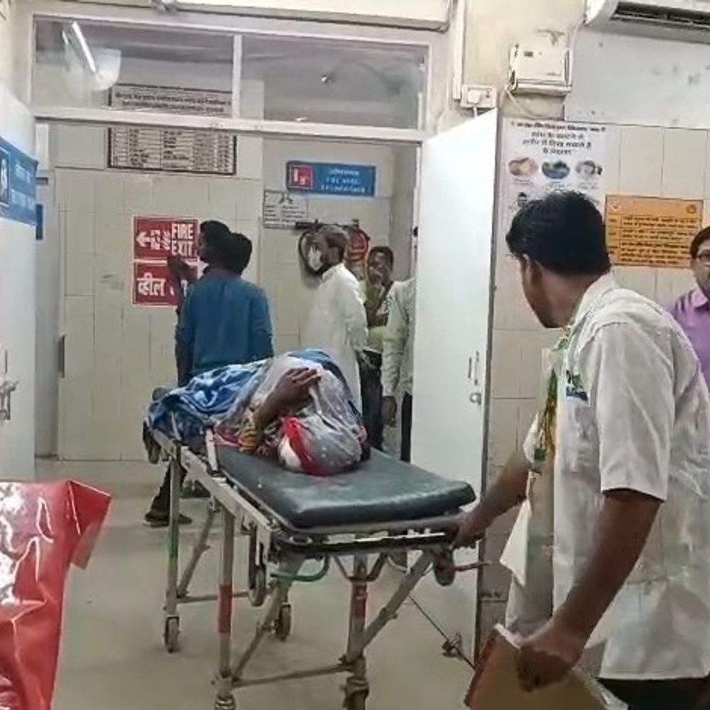 गंगा एक्सप्रेस-वे पर ईको कार पलटी, लड़के की मौत:टायर फटने से हादसा, हापुड़ से कोलकाता जा रहा था परिवार, 4 घायल