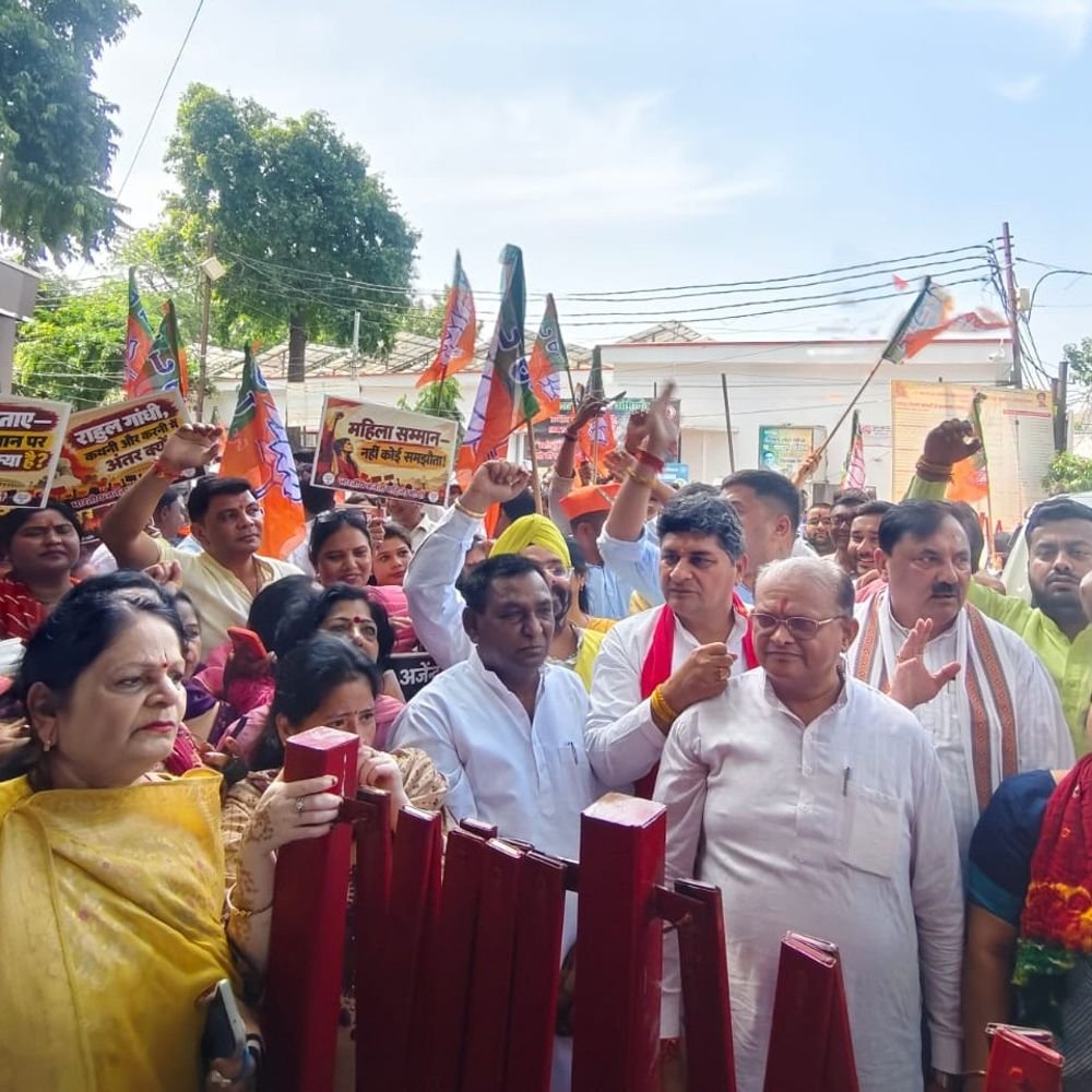 कांग्रेस सांसद बिमोल अकोइजम के विरोध में भाजपा का प्रदर्शन:BJP कार्यकर्ताओं ने DM ऑफिस तक पैदल मार्च निकालकर दर्ज कराया विरोध