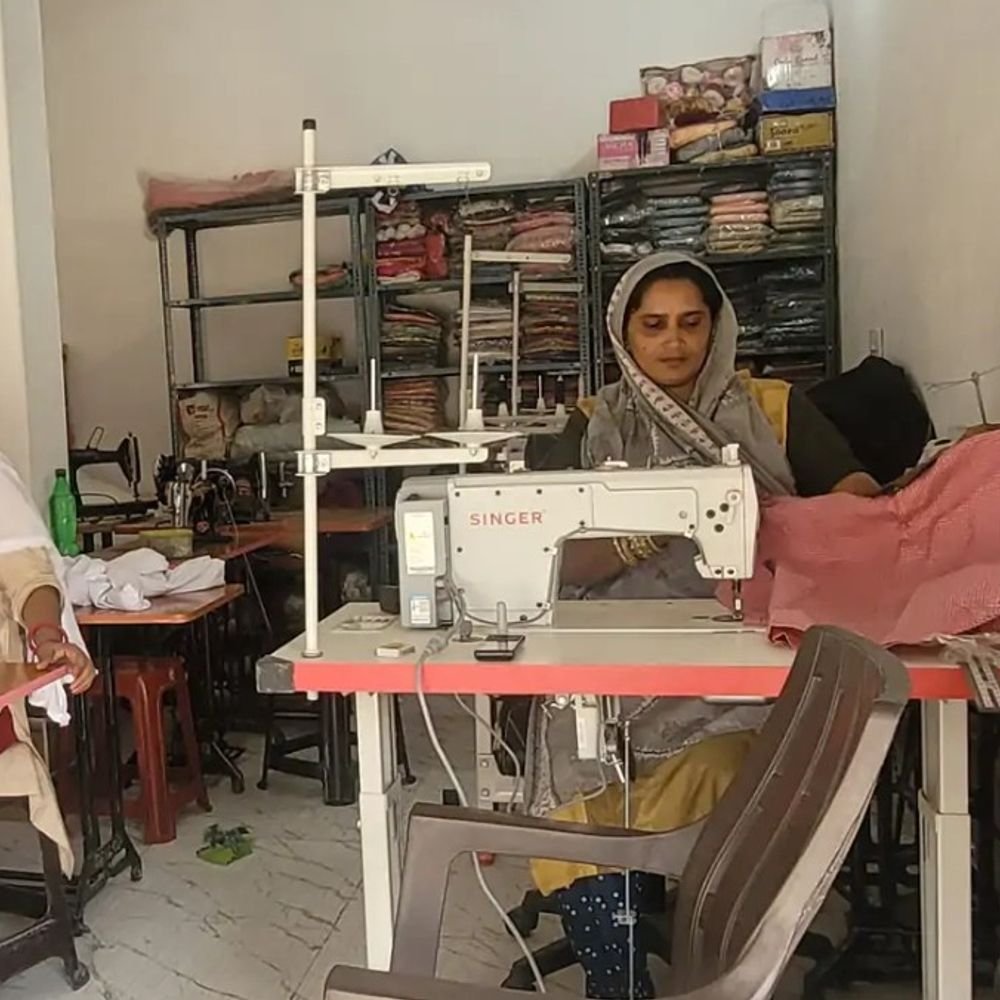 गोंडा में चार बेटियों के बाद पति ने दिया तलाक:यासमीन ने 10 महिलाओं से शुरू किया काम, 5000 को दे रहीं रोजगार