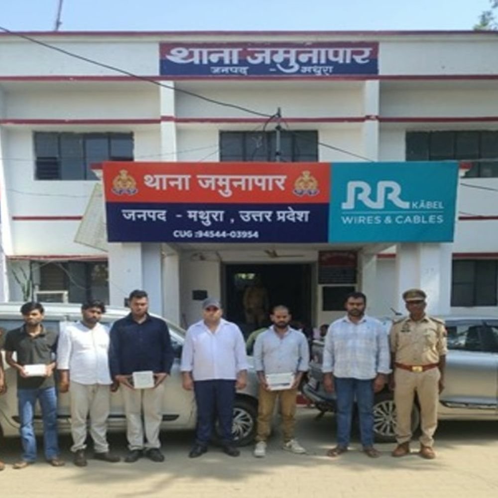 मथुरा पुलिस ने 6 फर्जी CBI अधिकारी किए गिरफ्तार:झूठे केस में जेल भेजने की दे रहे थे धमकी, आई कार्ड भी किए बरामद