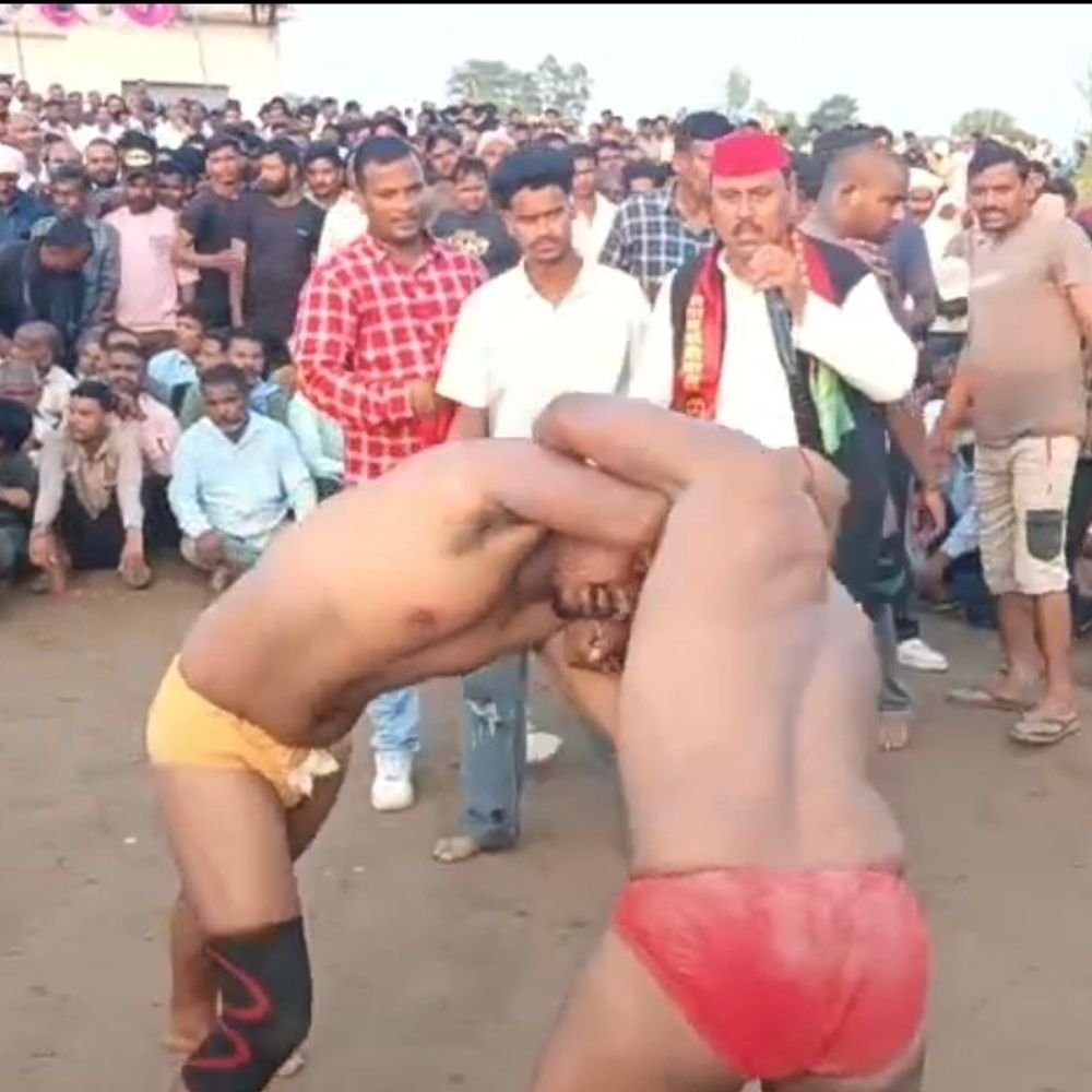 लखीमपुर-खीरी में स्टेडियम बनवाने का ऐलान:कुश्ती दंगल के दौरान सपा नेता बोले- 2027 में सरकार बनी तो गांव में बनेगा बड़ा स्टेडियम