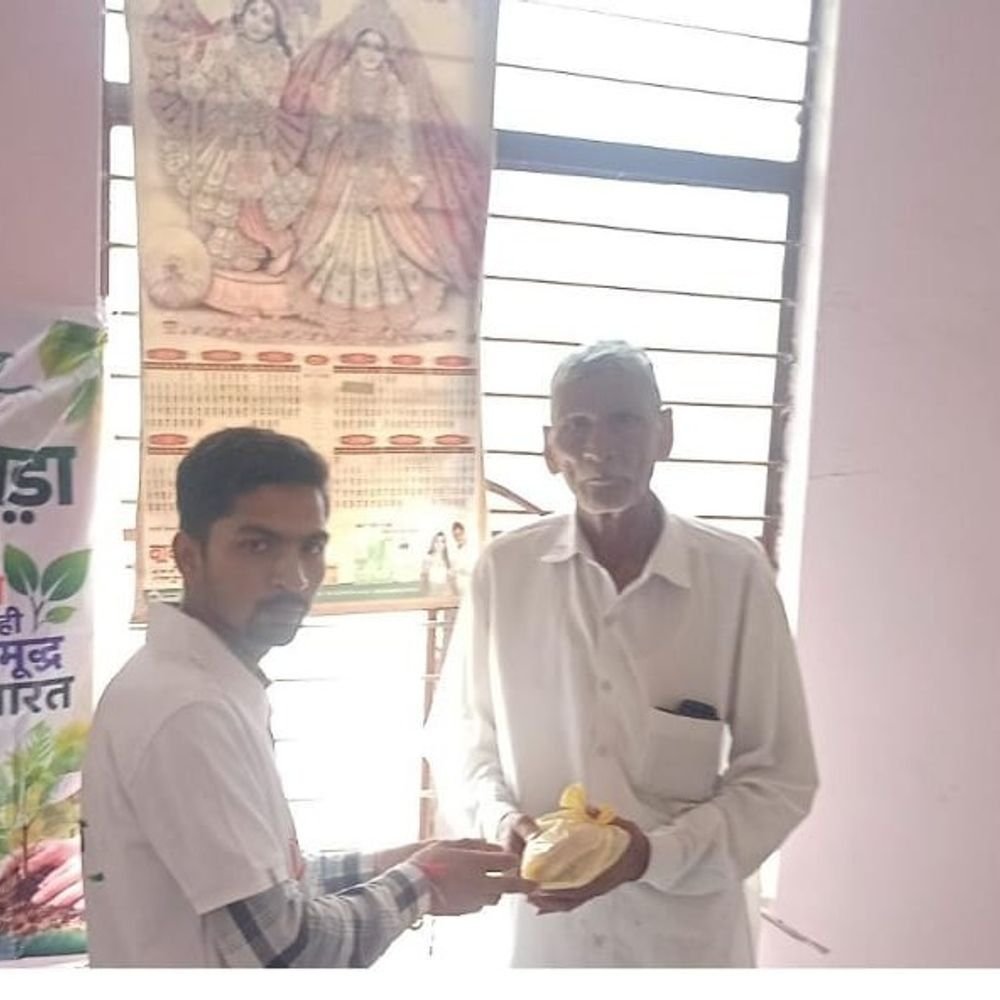 कानपुर के वृद्धाश्रम में सेवा कार्यक्रम आयोजित:बुजुर्गों से संवाद कर समस्याएं जानी गईं, फल और जरूरी सामग्री बांटी गई
