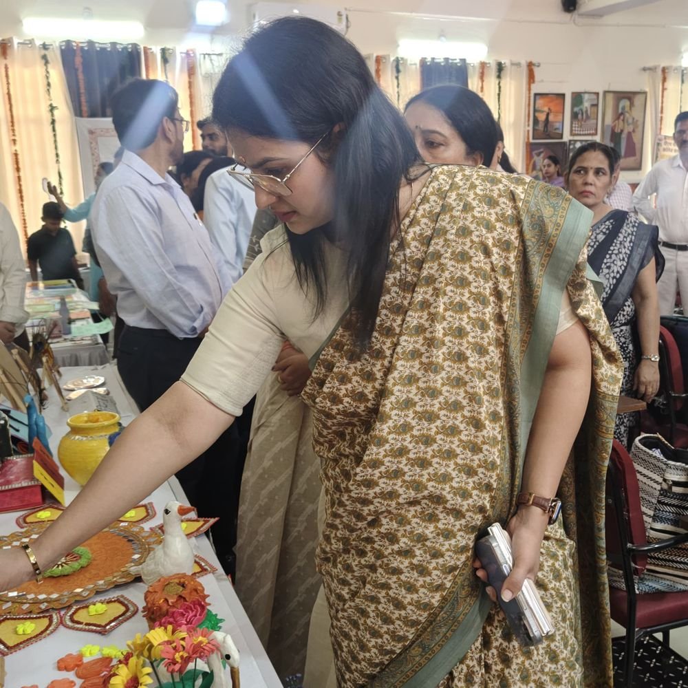 कला प्रदर्शनी और संस्कृति महोत्सव:हापुड़ डायट में डीएम कविता मीना ने बताया बच्चों के विकास में कला का महत्व