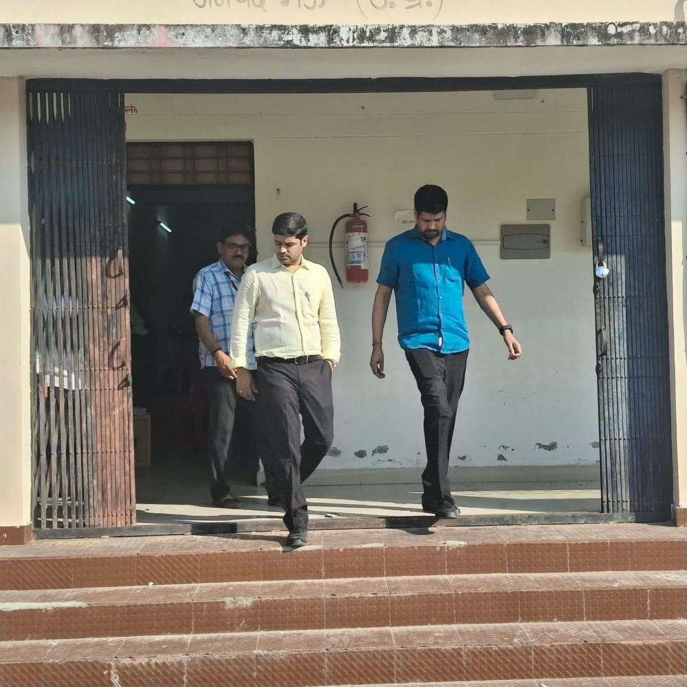 डीएम ने ईवीएम-वीवीपैट जांच का जायजा लिया:निर्वाचन आयोग के मानकों के हिसाब से समय पर काम पूरा करने पर जोर