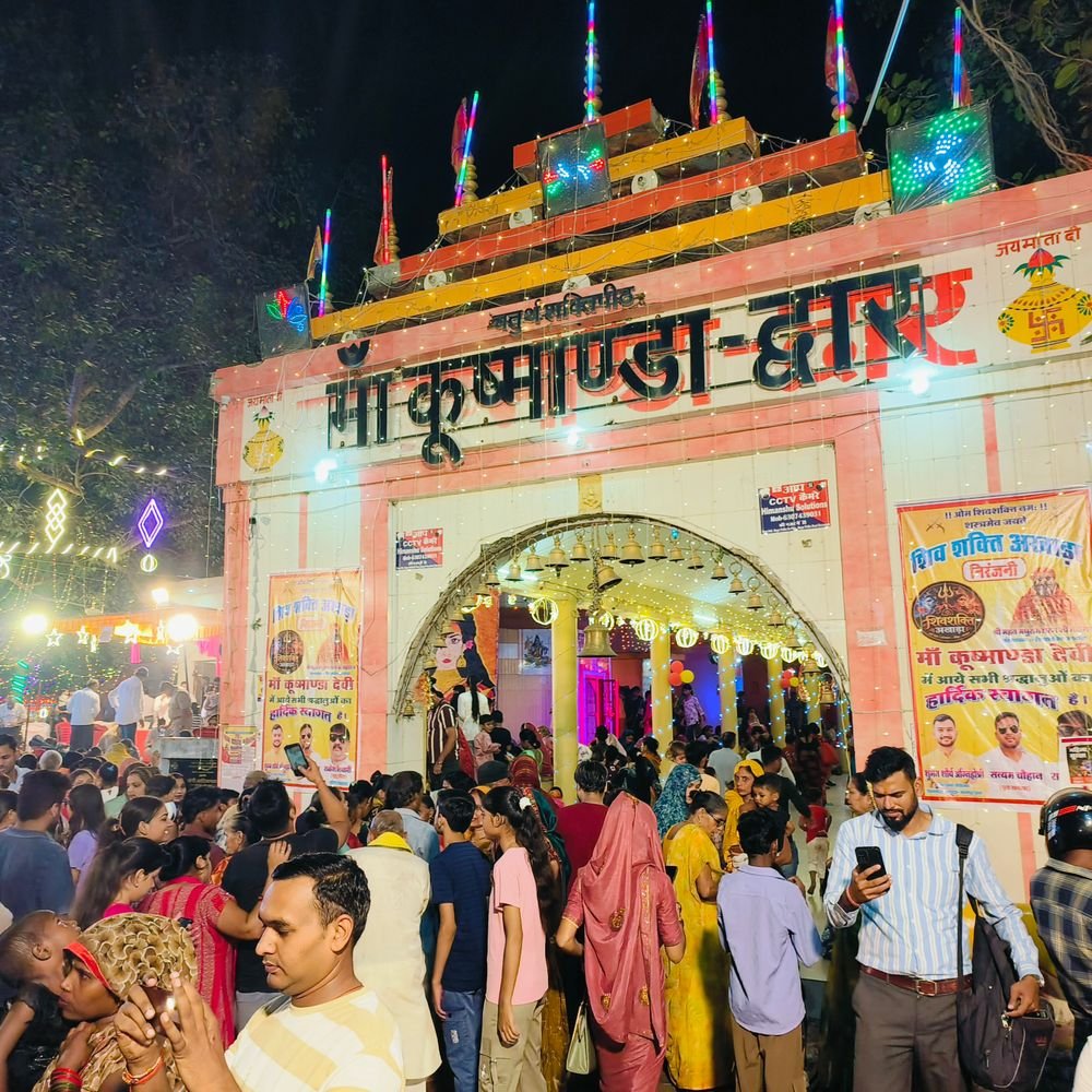 घाटमपुर में दीपदान का आयोजन:सवा लाख दीपों की रोशनी से जगमगा उठा मां कूष्मांडा देवी परिसर, विधायक-जिपं अध्यक्ष ने अभिवादन किया