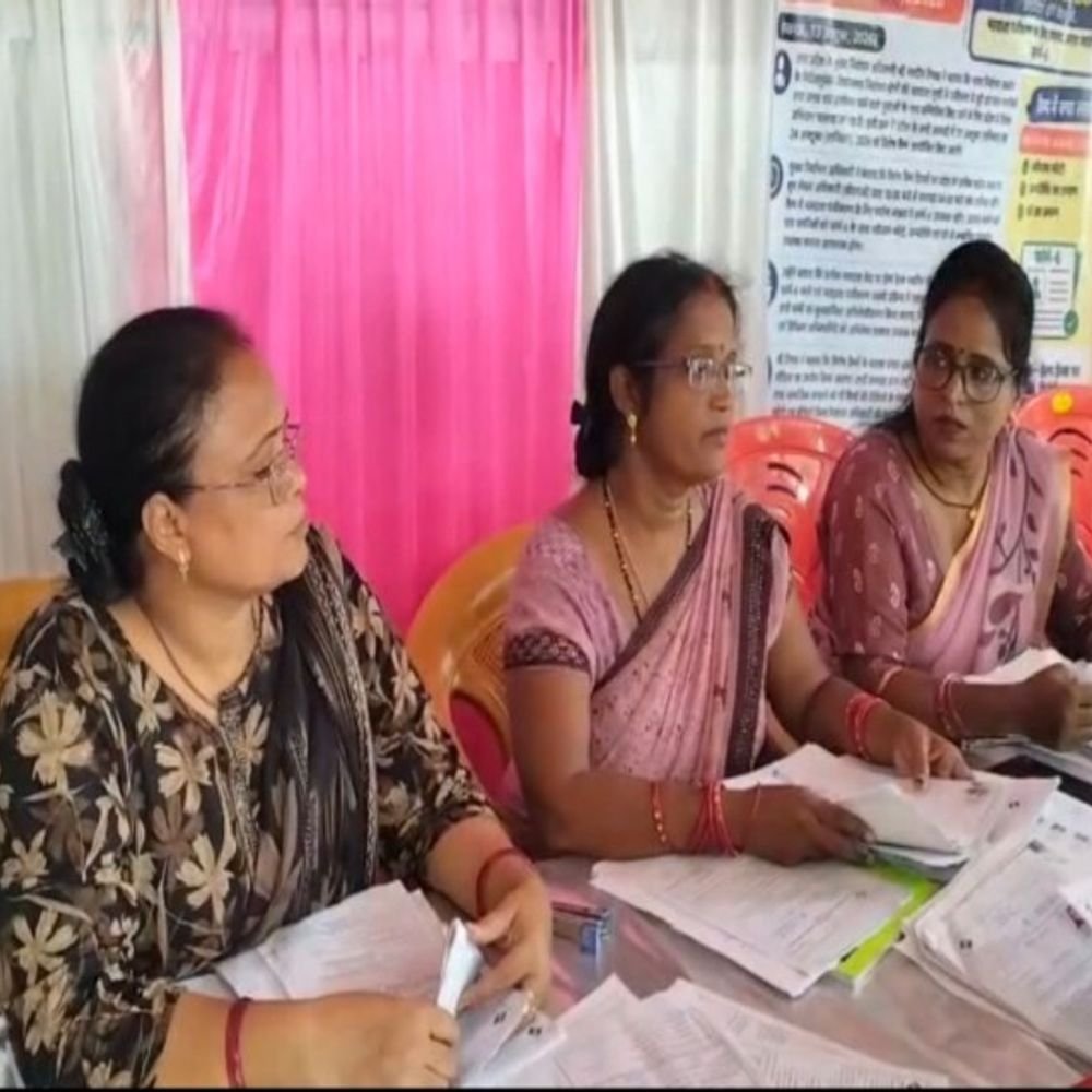सुल्तानपुर में मतदाता सूची पुनरीक्षण अभियान शुरू:डीएम इंद्रजीत सिंह बूथ पर पहुंचे, बोले- कोई भी पात्र मतदाता सूची में छूटने न पाए