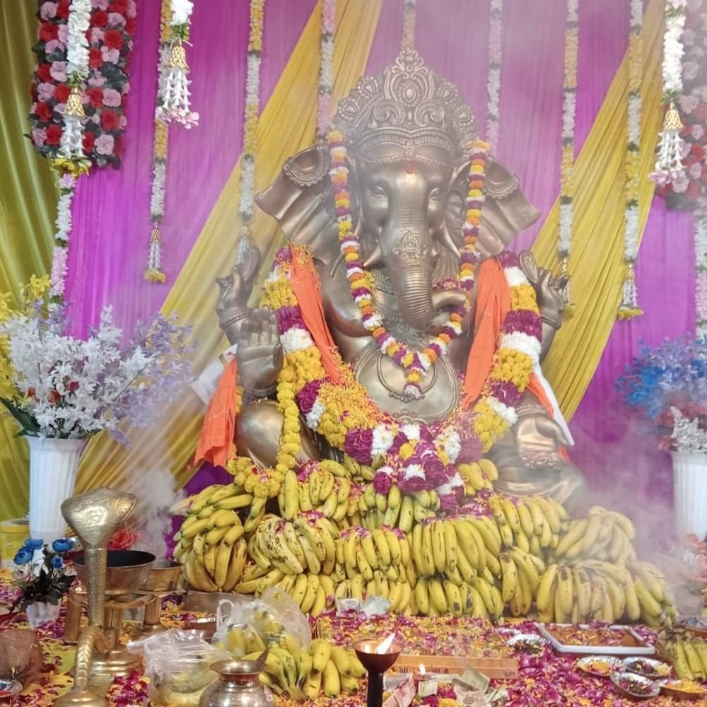 कल्याणेश्वर महादेव मंदिर में माता की आरती:इंदिरा नगर में आरती और झांकियों से भक्तिमय हुआ मंदिर