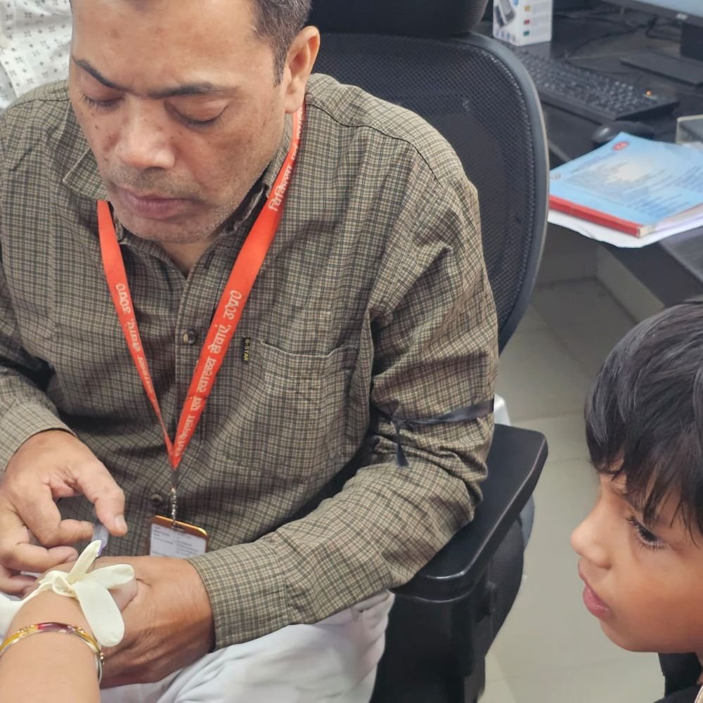 बागपत में डॉक्टर-फार्मासिस्ट पर केस दर्ज:काली पट्टी बांधकर काम कर रहे स्वास्थ्यकर्मी, 72 घंटे में केस वापस न होने पर आंदोलन की चेतावनी