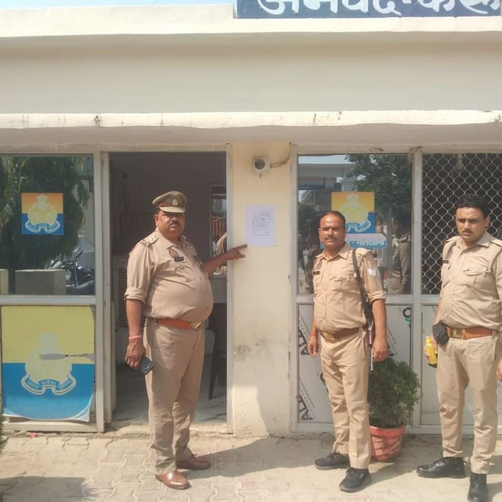हत्याकांड के फरार आरोपियों के घर कुर्की नोटिस चस्पा:21 साल पुराने मामले में कोर्ट ने 30 अक्टूबर को पेश होने के आदेश दिए