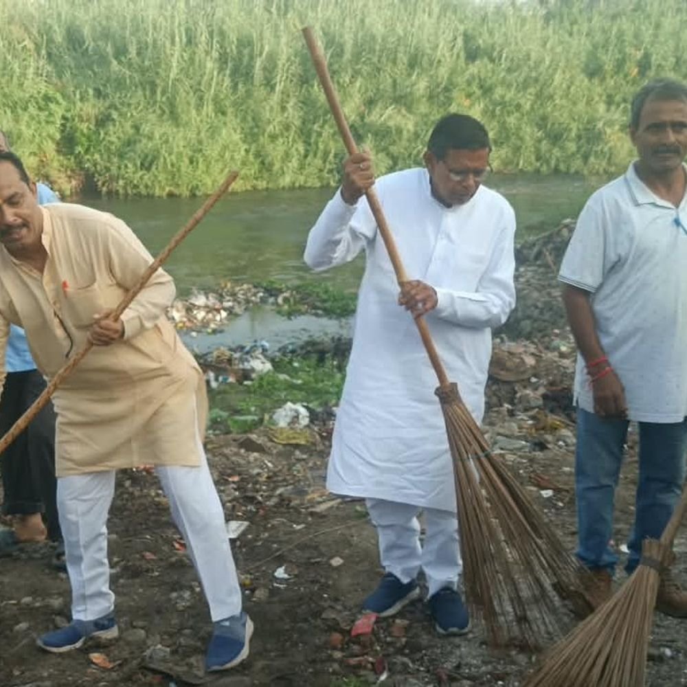 काली नदी के घाटों पर स्वच्छता अभियान:गांधी जयंती पर सेवा संकल्प अभियान के तहत की घाटों की सफाई