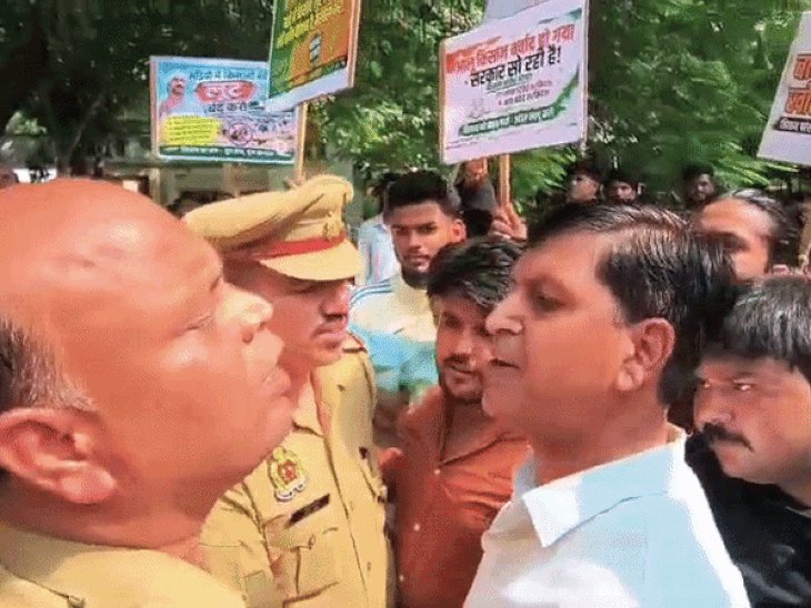 किसान कांग्रेस कार्यकर्ताओं की पुलिस से झड़प:कृषि मंत्री से मिलने पहुंचे थे, मंत्री और पुलिस के खिलाफ की नारेबाजी