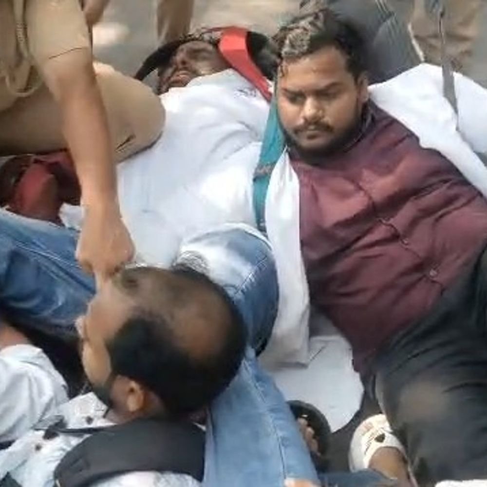 वेतन में असमानता के खिलाफ सड़क पर उतरे बॉन्डेड डॉक्टर:लखनऊ में किया प्रदर्शन, समान डिग्री और समान वेतन की मांग ,पुलिस ने हिरासत में लिया