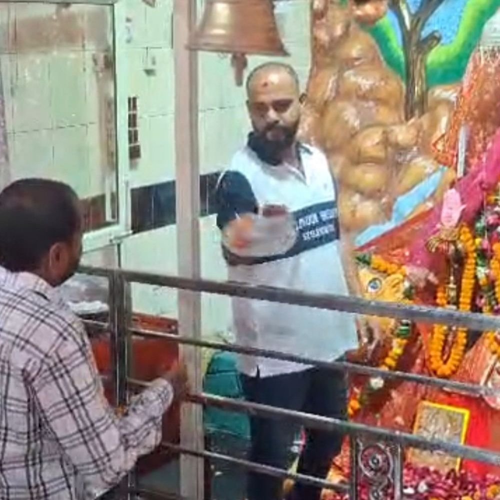 बदायूं में नवरात्र के दूसरे दिन मां ब्रह्मचारिणी की आराधना:मंदिरों में पहुंचे श्रद्धालु, पहले दिन से कम रही भीड़