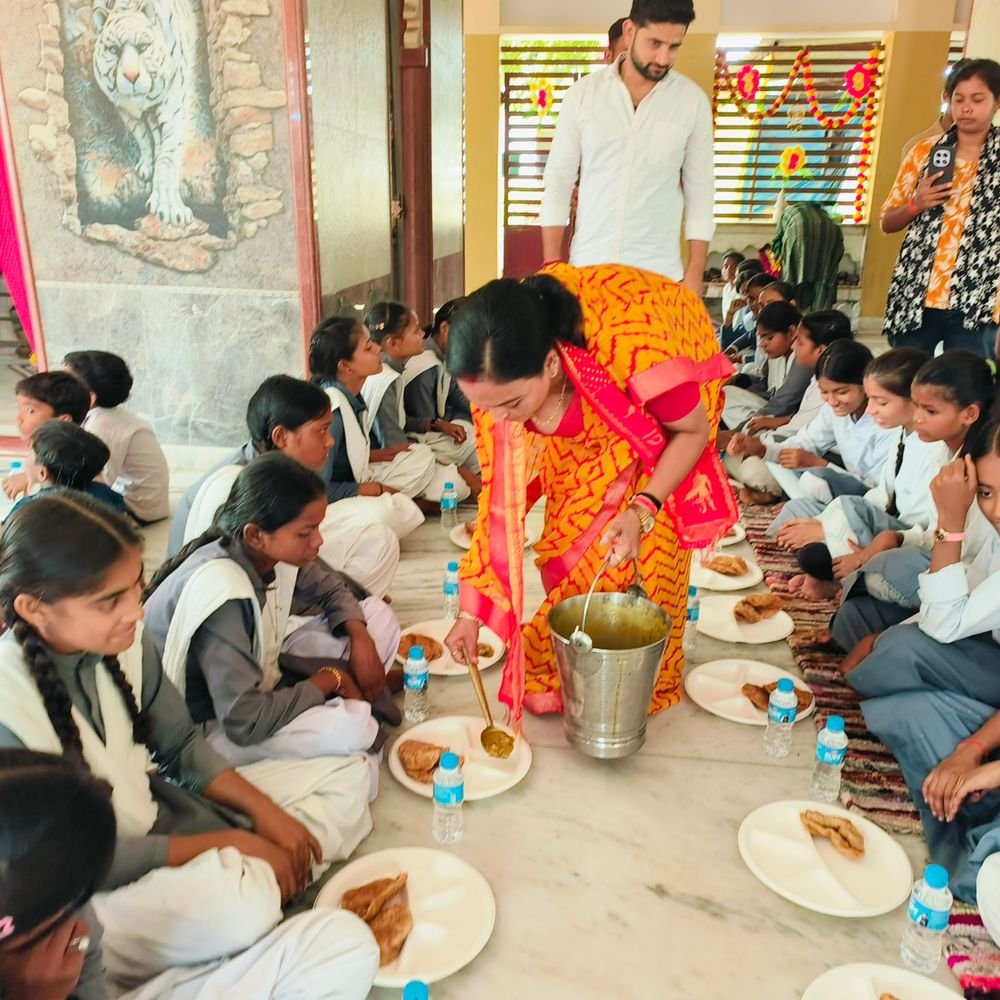 कानपुर के मां ज्वाला देवी मंदिर में भंडारा हुआ:जिला पंचायत अध्यक्ष स्वप्निल वरुण ने 101 कन्याओं का पूजन कर भोजन कराया