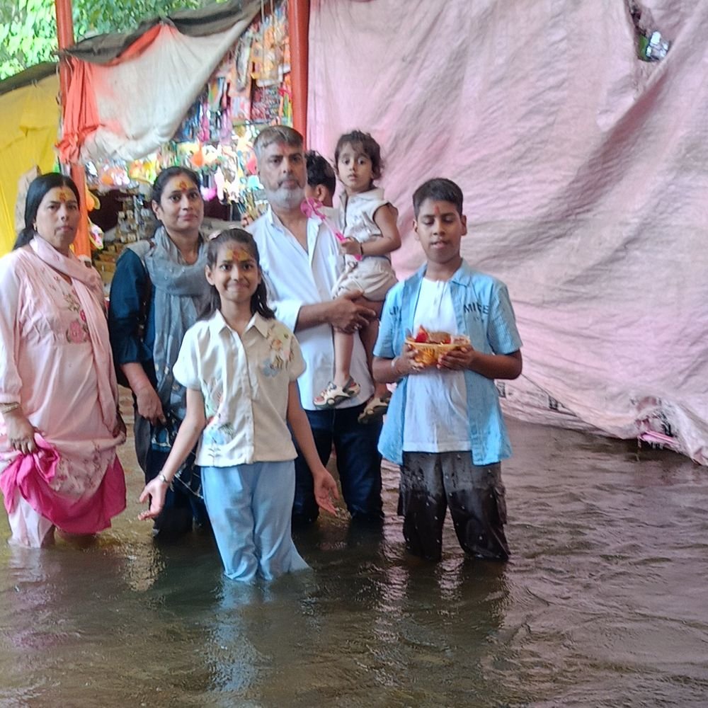 चंद्रिका धाम मंदिर में धार्मिक आयोजन:रोशनी से जगमगाया कठवारा का प्रांगण, मां के जयकारों से गूंजा परिसर