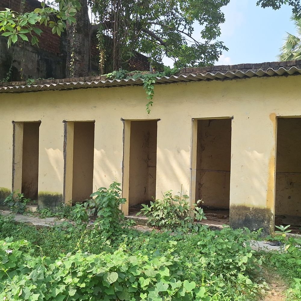 गाजीपुर में 3.90 लाख का शौचालय बेकार:शुल्क वसूलने के बाद भी यात्रियों को सुविधाएं नहीं, बोरिंग से पानी नहीं, सोलर लाइट भी बंद