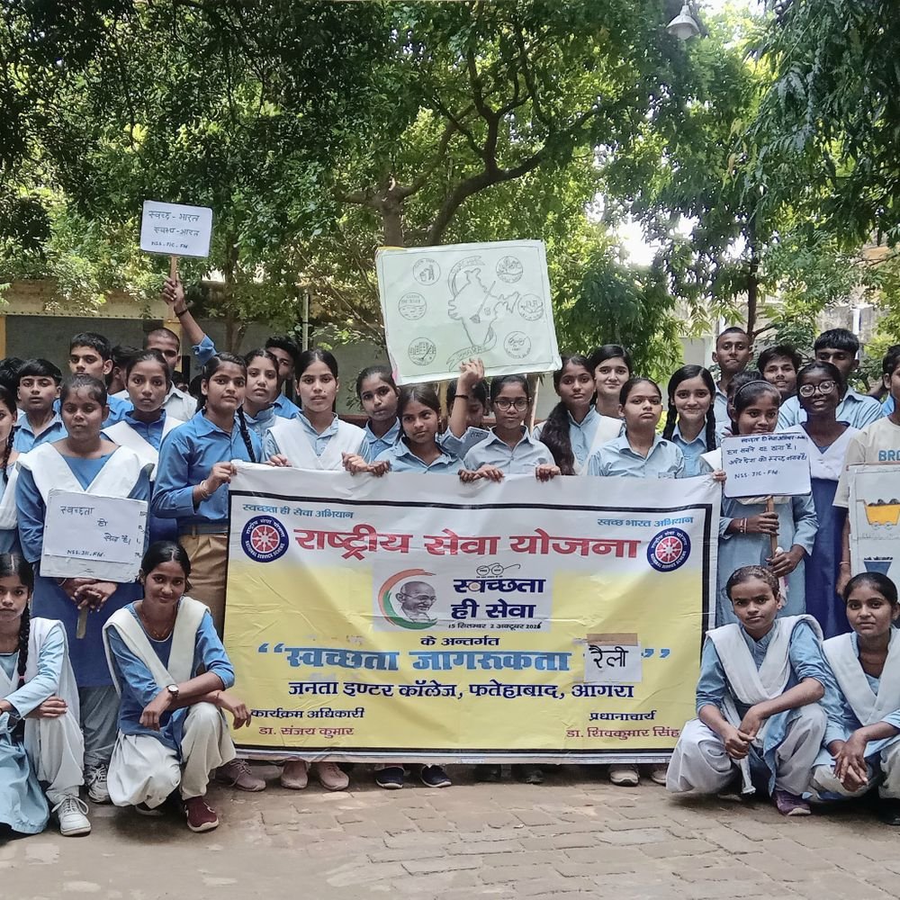 आगरा में स्वच्छता जागरूकता रैली आयोजित:स्वयंसेवकों ने निकाली जागरूकता यात्रा, नारों से दिया साफ-सफाई का संदेश