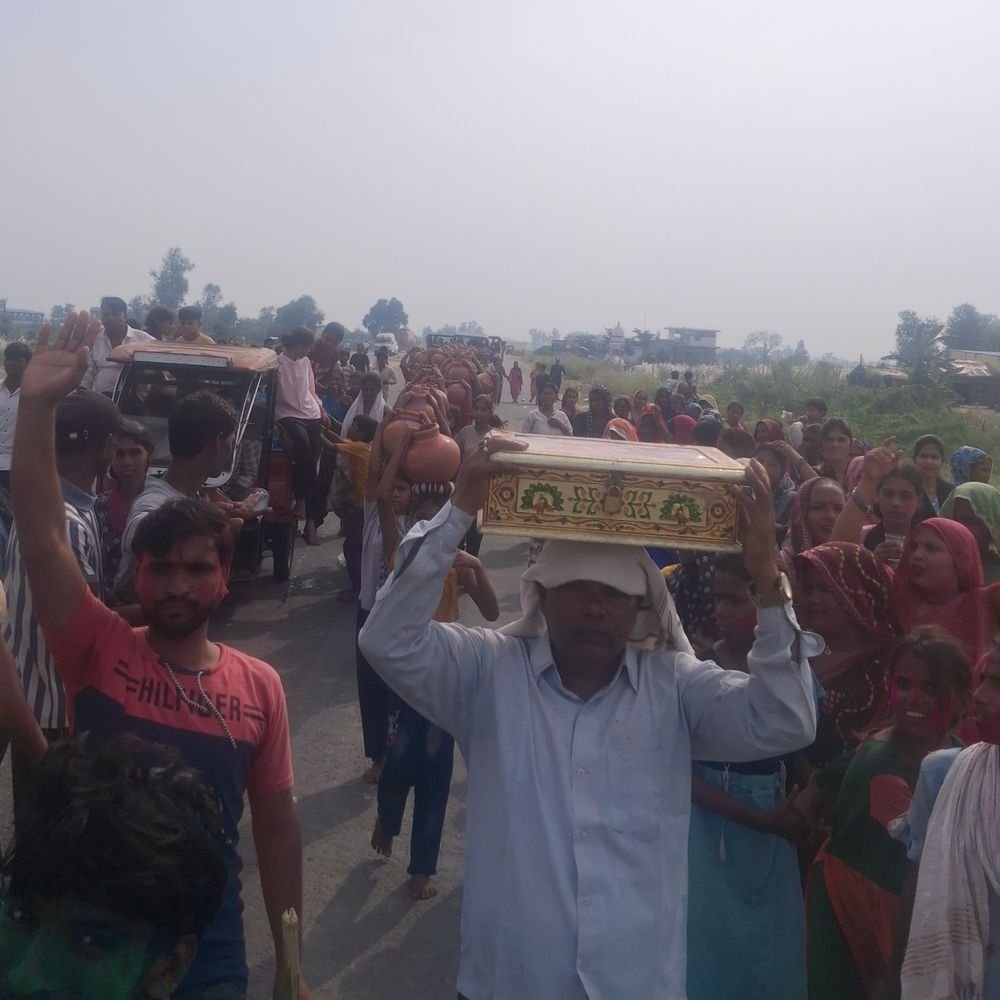 कासगंज में भागवत कथा का शुभारंभ:मानपुर नगरिया में निकाली कलश यात्रा, कछला घाट पहुंचे सैकड़ों श्रद्धालु